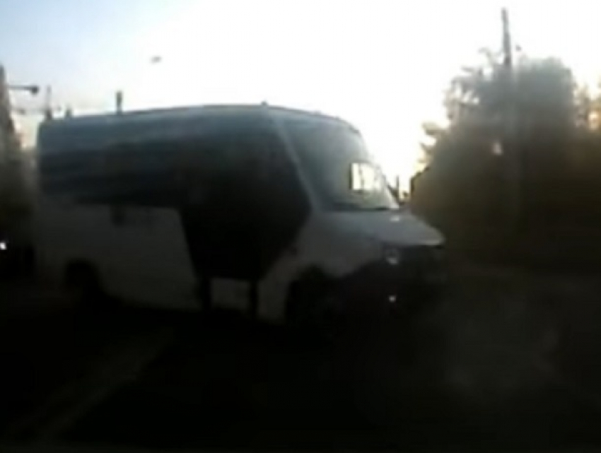 Отмороженный маршрутчик на дороге в Воронеже попал на видео