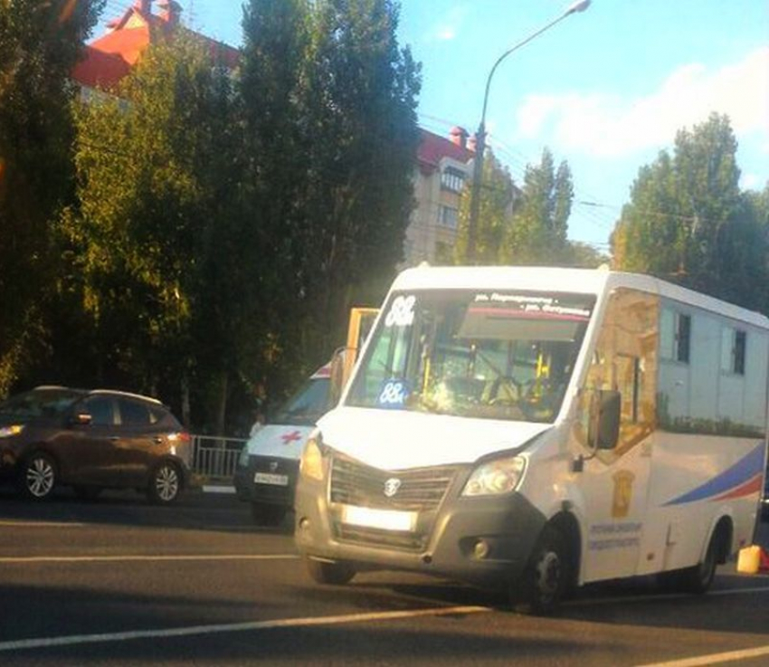 На видео попали пугающие последствия наезда маршрутки на пешехода в Воронеже