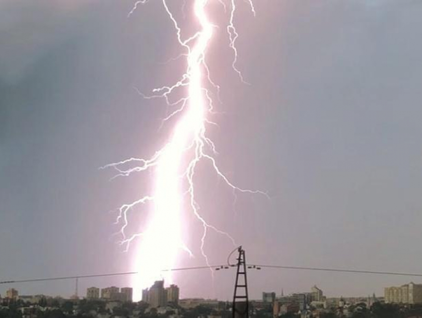 Страшно красивая  месть Зевса попала на фото в Воронеже