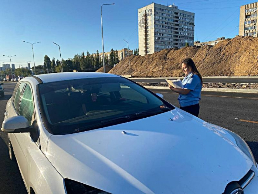 У автомобилистки забрали иномарку прямо на Остужевсоком кольце в Воронеже 