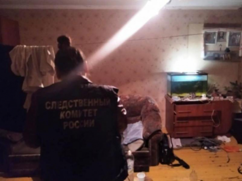 Двойное убийство: мужчину и женщину нашли зарезанными в квартире в Воронеже 