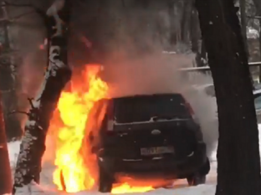 Молниеносное тушение машины в районе воронежской «Придачи» сняли на видео местные жители