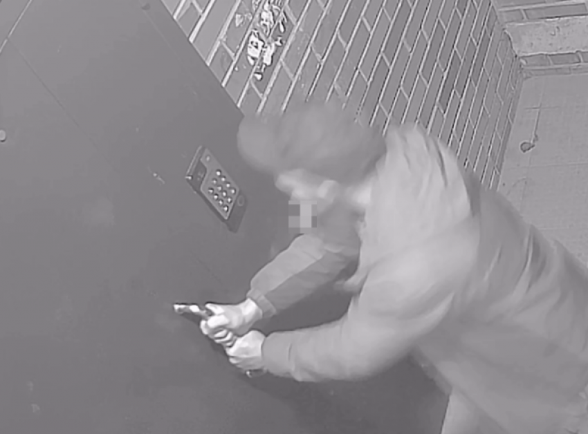 Ломают двери, курят и оставляют надписи: в Воронеже орудуют ночные вандалы