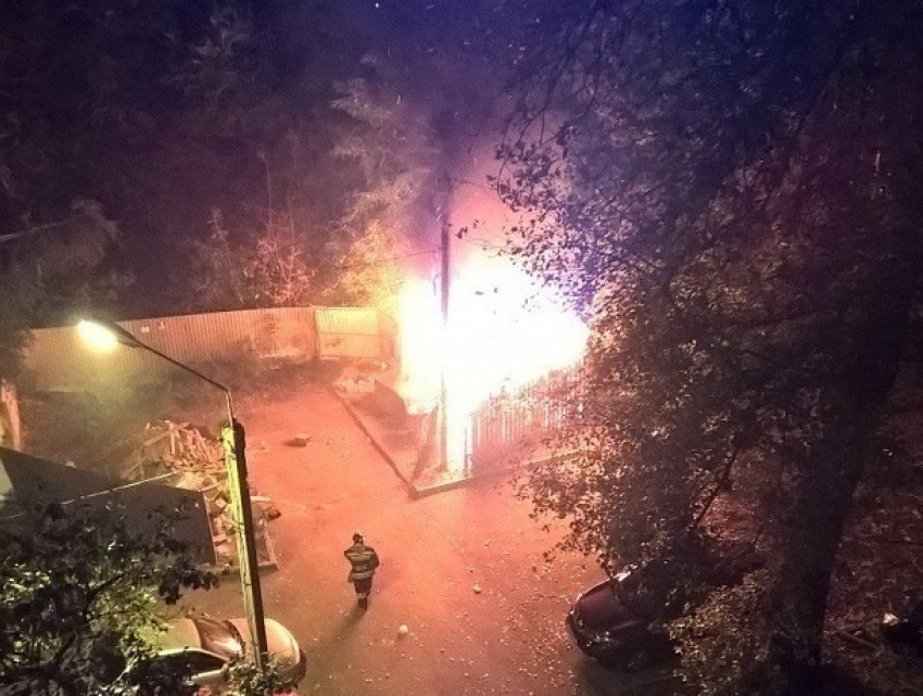 Бомжи устроили пожар около «Макдональдса» в центре Воронежа 