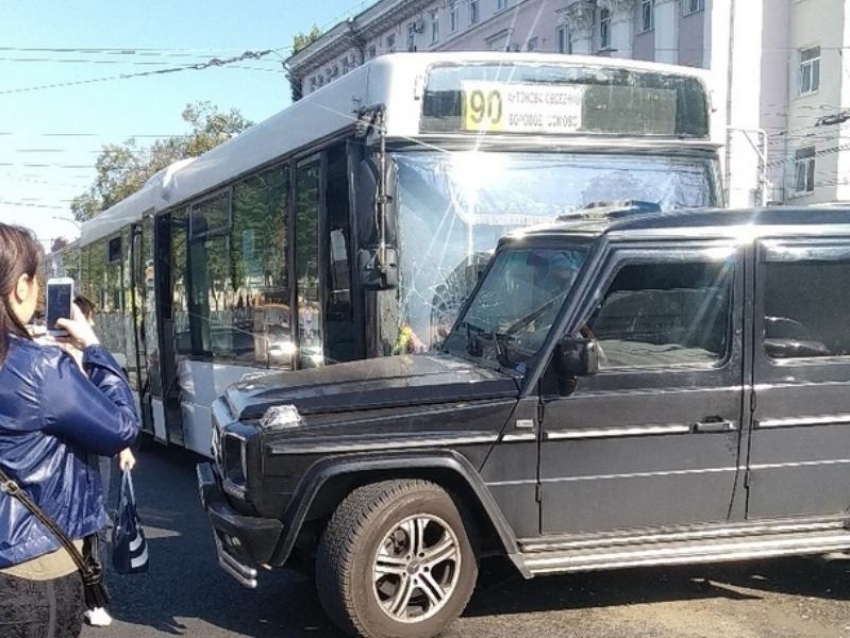 90-й автобус разворотил Gelandewagen в центре Воронежа