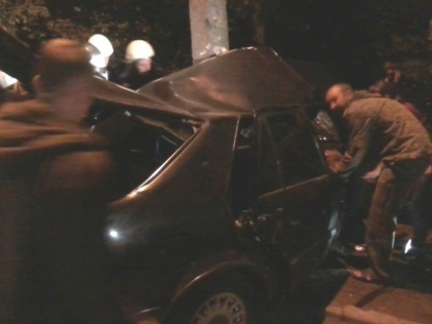 В Воронеже на набережной «БМВ» снес столб 