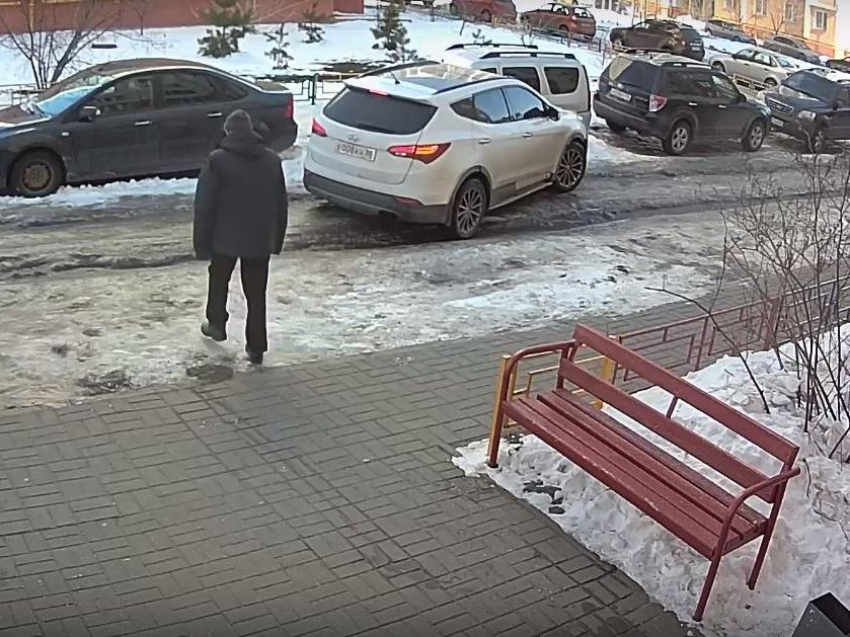 Дважды врезался, шатался и звонил: камеры наблюдения запечатлели необычное ДТП в Воронеже