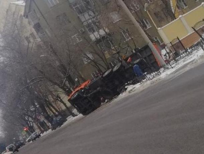 Опубликовано фото перевернувшегося в центре Воронежа КамАЗа