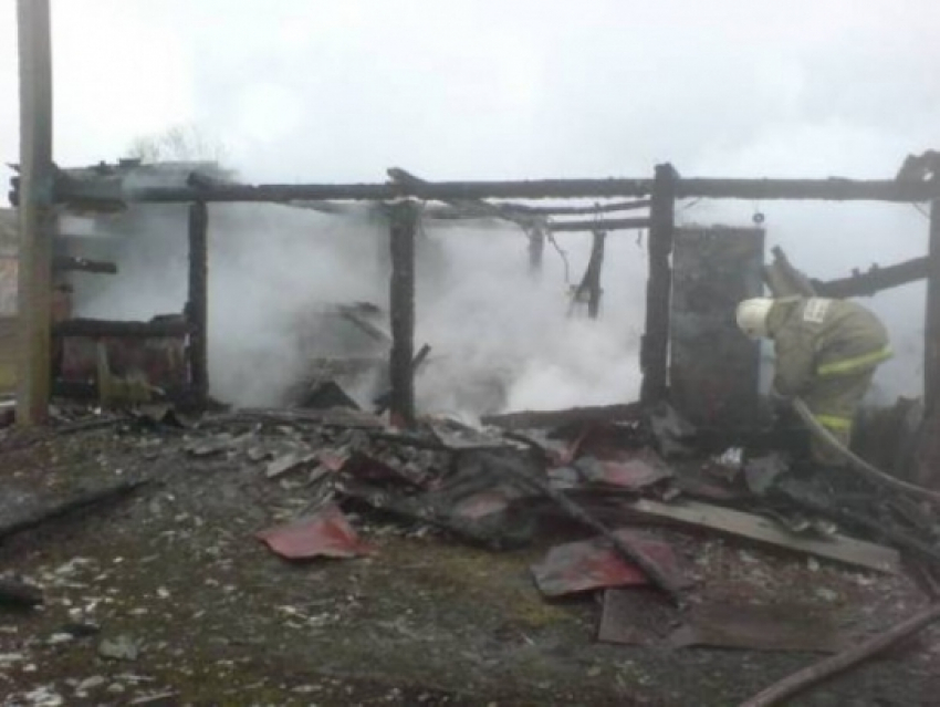 В Воронежской области сгорел гараж вместе с легковушкой