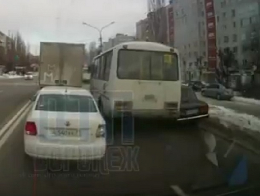 На видео попало, как маршрутчик притер припаркованного таксиста в Воронеже