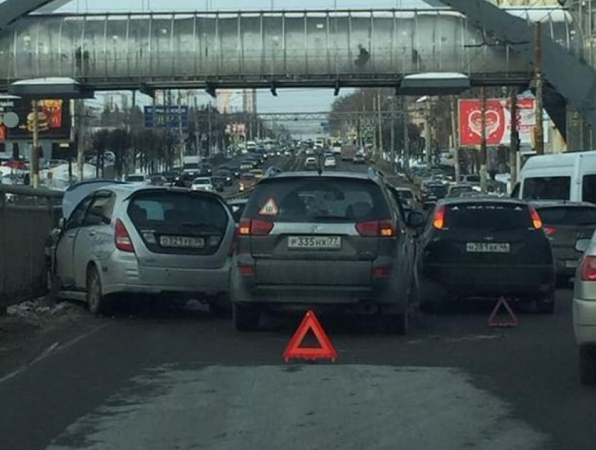В Воронеже тройное ДТП спровоцировало пробку на Московском проспекте