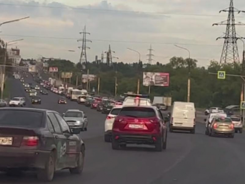 Автомобилисты встали в большой пробке в Воронеже – опубликовано видео