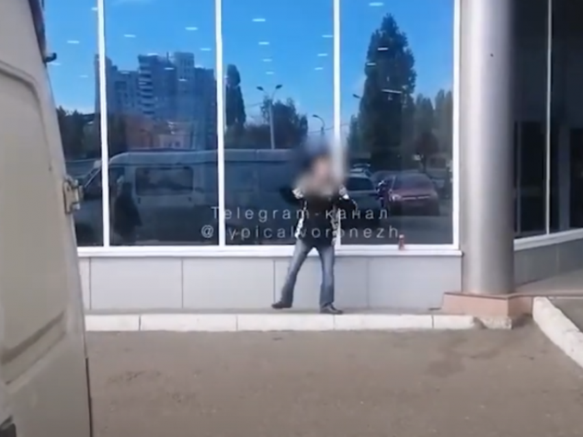 Не надо стесняться: мужчина «зажег танцпол» у одного из ТЦ в Воронеже