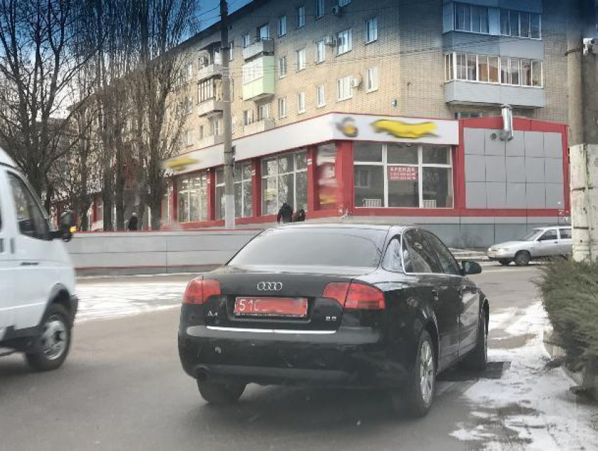 Воронежцы гадают, кому принадлежит Audi с красными номерами
