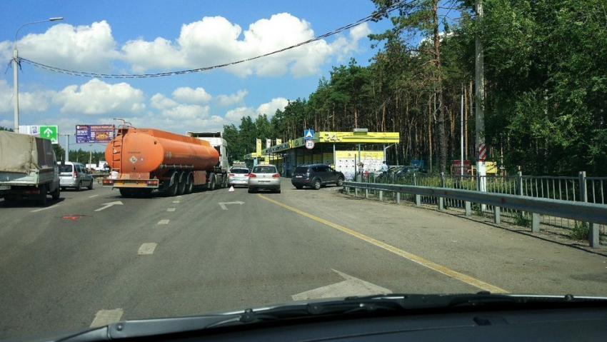 Многокилометровая пробка образовалась на выезде из Воронежа