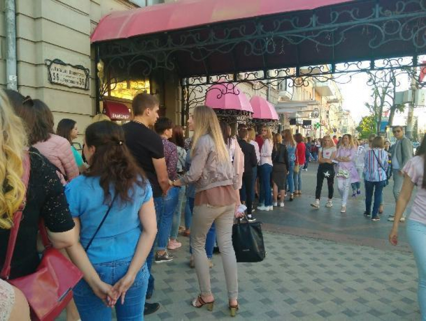 Воронежские девушки выстроились в огромную очередь ради Макса Барских