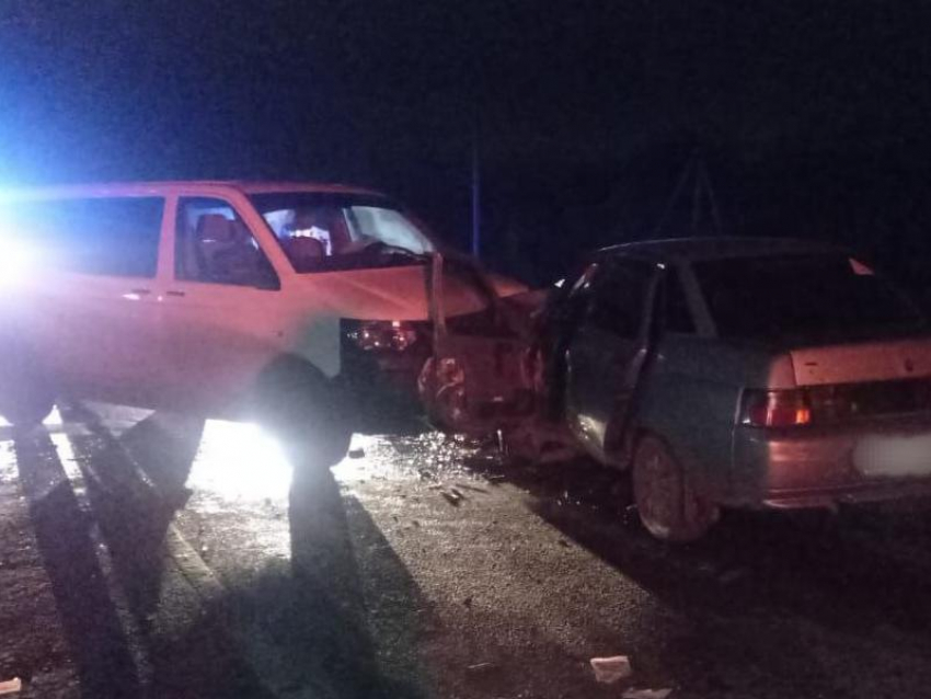 2 несовершеннолетних пострадали в массовом ДТП в Воронежской области