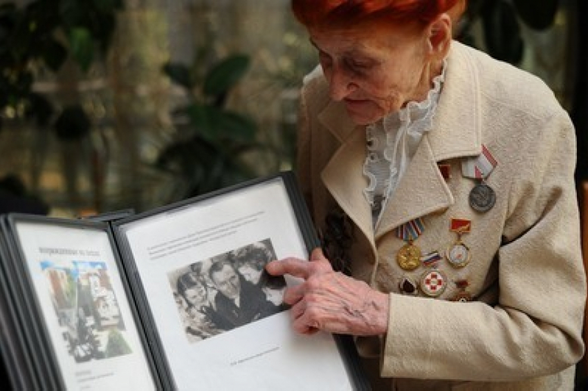Портрет фронтовой медсестры, написанный воронежским солдатом, отправится в Сочи