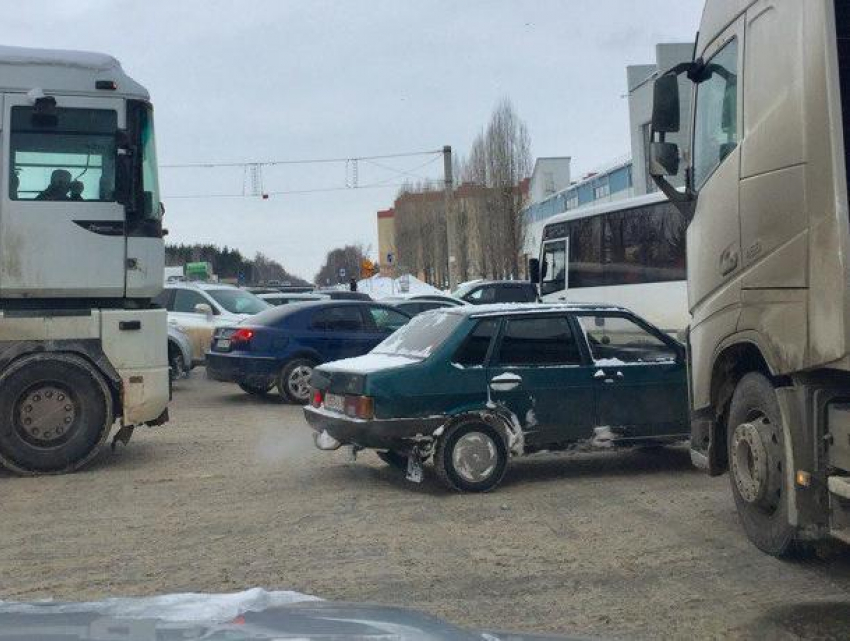 В Воронеже водитель заменил собой неработающий светофор
