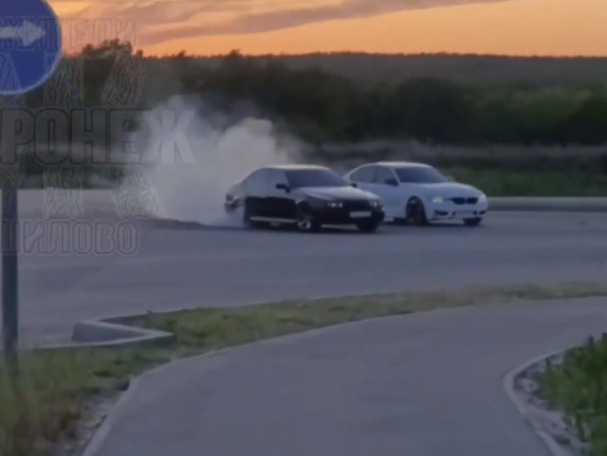 Опасное игрище устроили водители на «бэхах» в Воронеже 