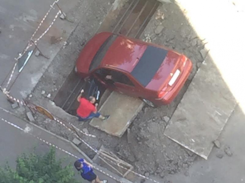 Водитель-экстремал свалился в яму и устроил переполох в Воронеже