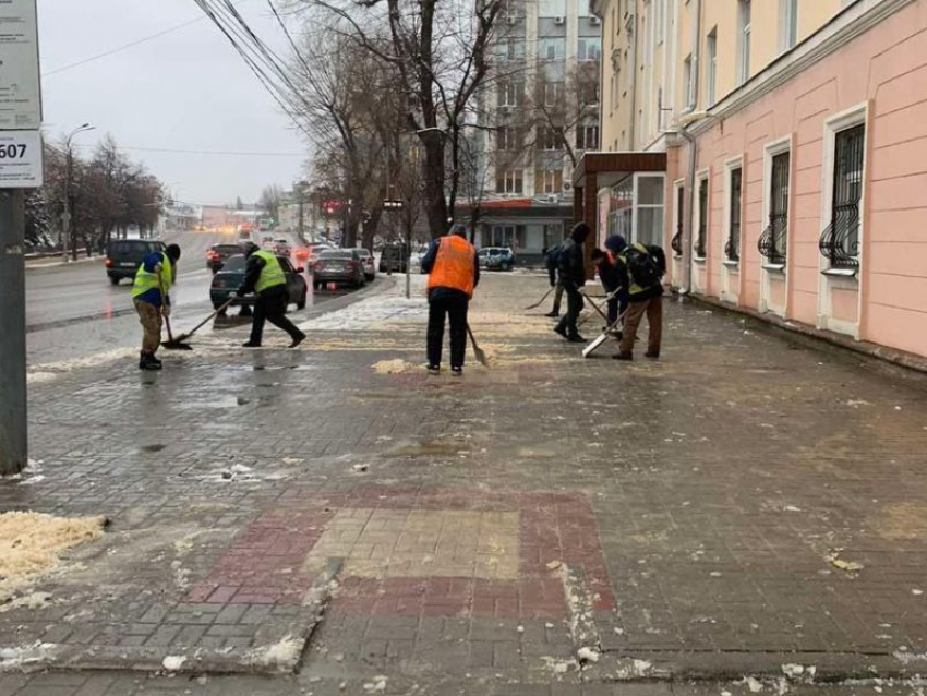 Борьбу коммунальщиков с обледенелыми улицами показали в мэрии Воронежа