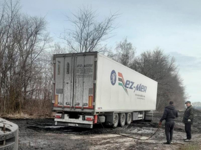 Дальнобойщик погряз в размокшей дороге в Воронежской области 