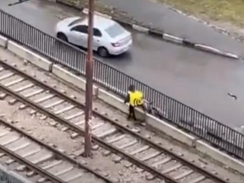 Причину задержки доставщиков еды показали на видео в Воронеже