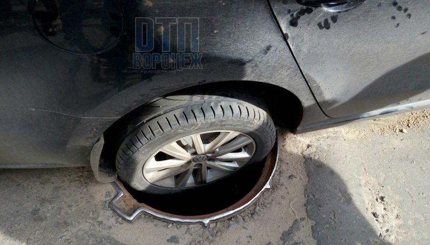 Volkswagen провалился в открытый люк на дороге в Воронеже