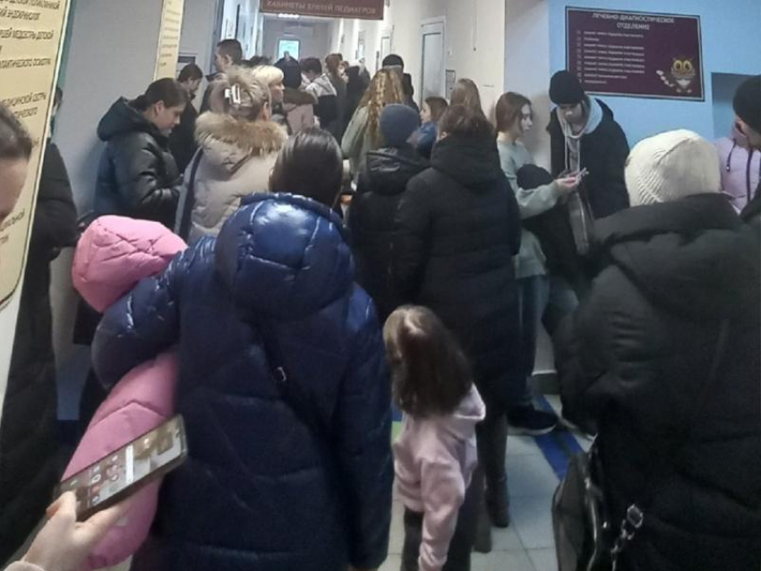 Позором и безобразием назвали огромную очередь в детскую поликлинику в Воронежской области 