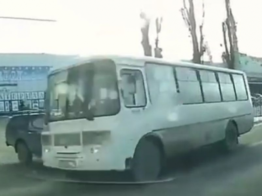 На видео попало, как маршрутка в Воронеже сносит по касательной нос внедорожника