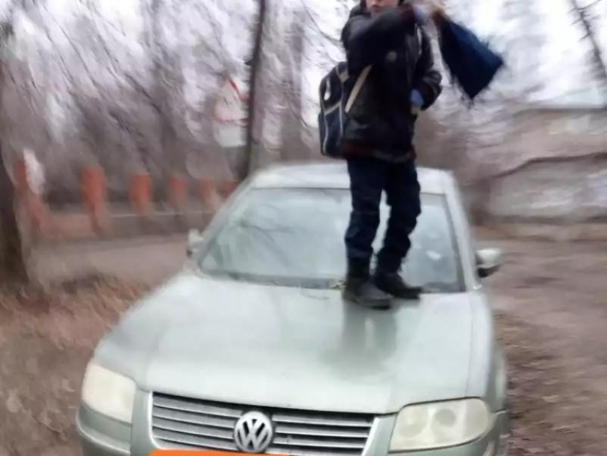 Недетское развлечение на машине продемонстрировали у школы в Воронеже
