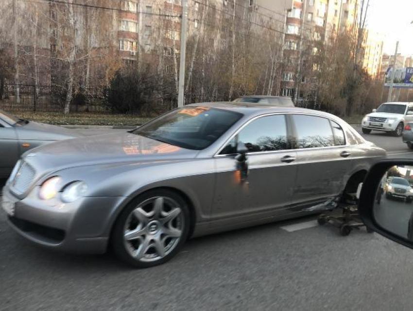 Последствия ДТП с Bentley попали на фото в Воронеже