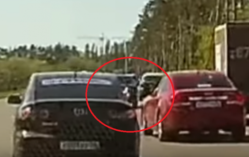 Пассажир иномарки пытался выстрелить в воронежского автомобилиста на дороге