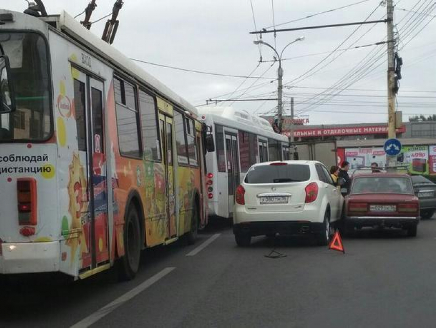 В Воронеже из-за ДТП на Остужевском кольце скапливается пробка