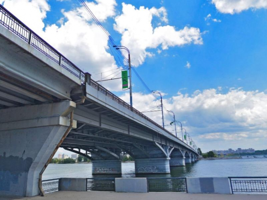Названа причина появления сплошной на Чернавском мосту в Воронеже