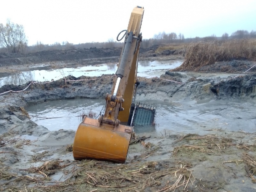 Экскаватор утонул в грязи при расчистке реки под Воронежем 