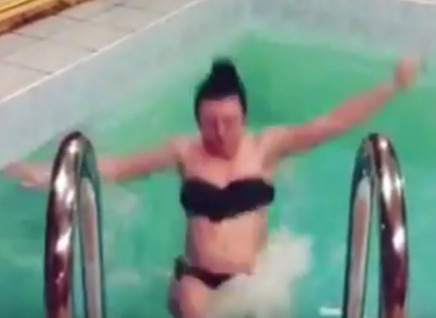 Крутой ролик с выныриванием из бассейна сняла девушка из Воронежа