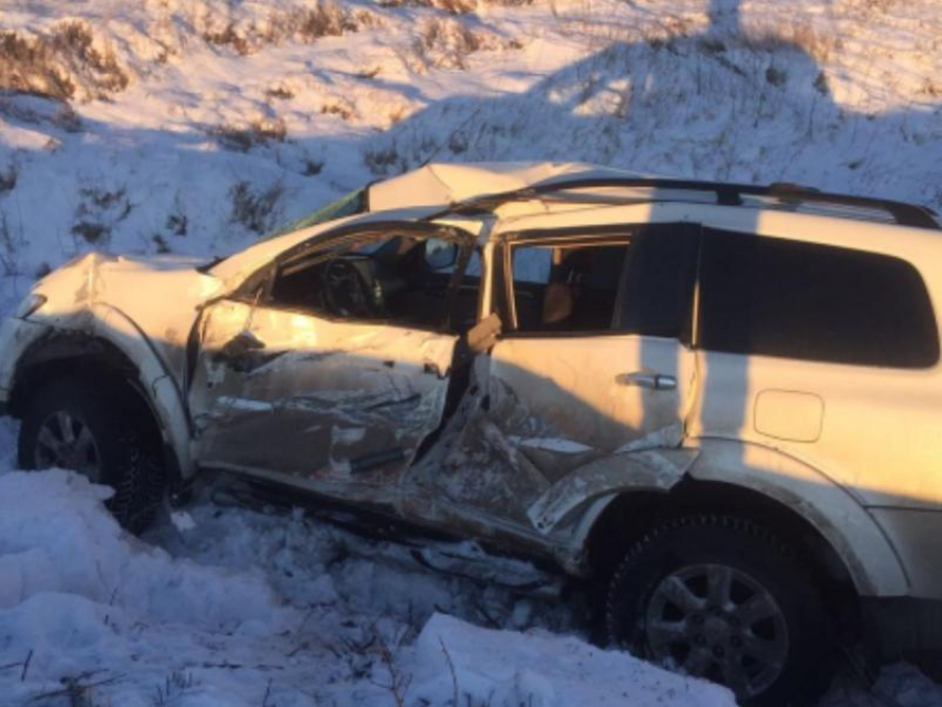 Грузовой поезд снес Mitsubishi Pajero в Воронежской области