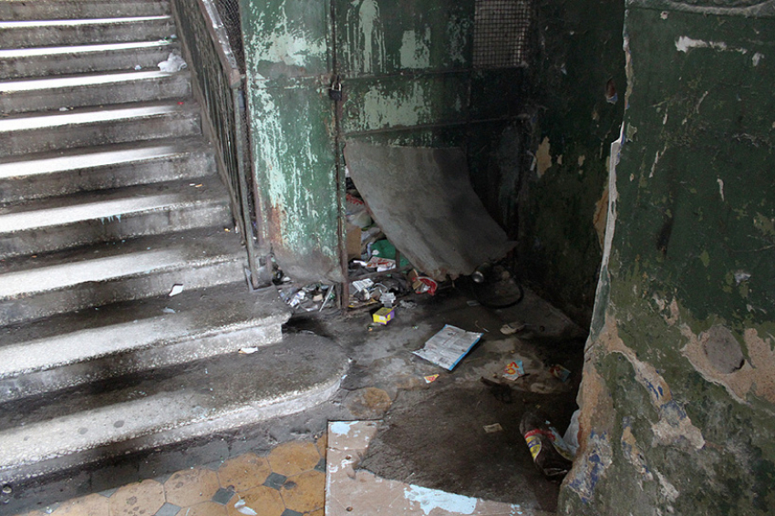 Жителя Воронежа нашли избитым и пьяным в подъезде многоэтажки