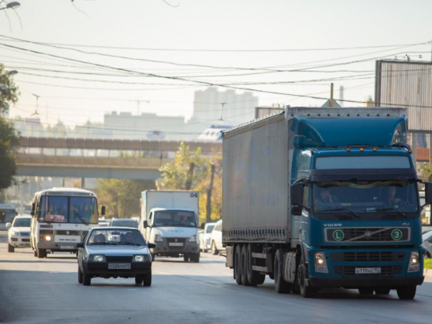 3-километровая пробка сковала автомобилистов на воронежской трассе