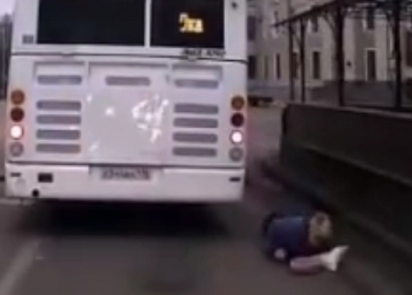 На видео сняли, как водитель автобуса сбивает женщину и уезжает в Воронеже