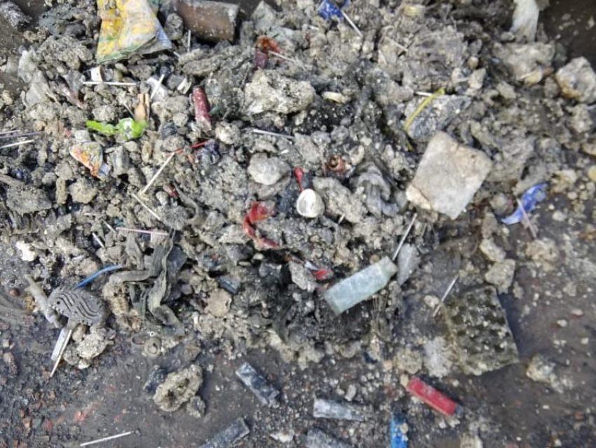 Неожиданное содержимое канализационного засора показали в Воронеже