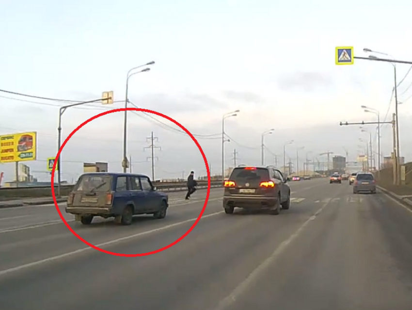Чудесное спасение пешехода от смерти сняли на видео в Воронеже