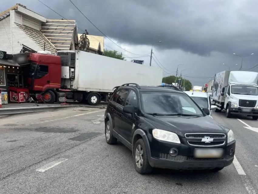 Молодая девушка пострадала в ДТП с участием трёх автомобилей в Воронежской области
