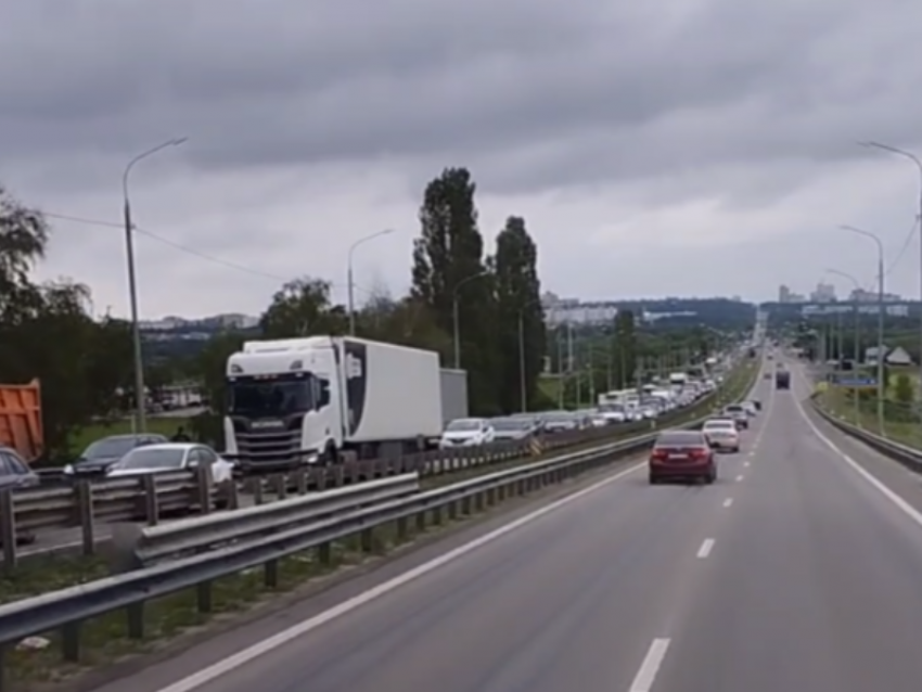Автомобилисты встали в огромную пробку, покидая Воронеж