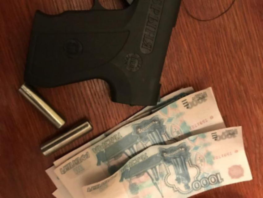 Логово воронежцев с фальшивыми деньгами и пистолетом нашли полицейские