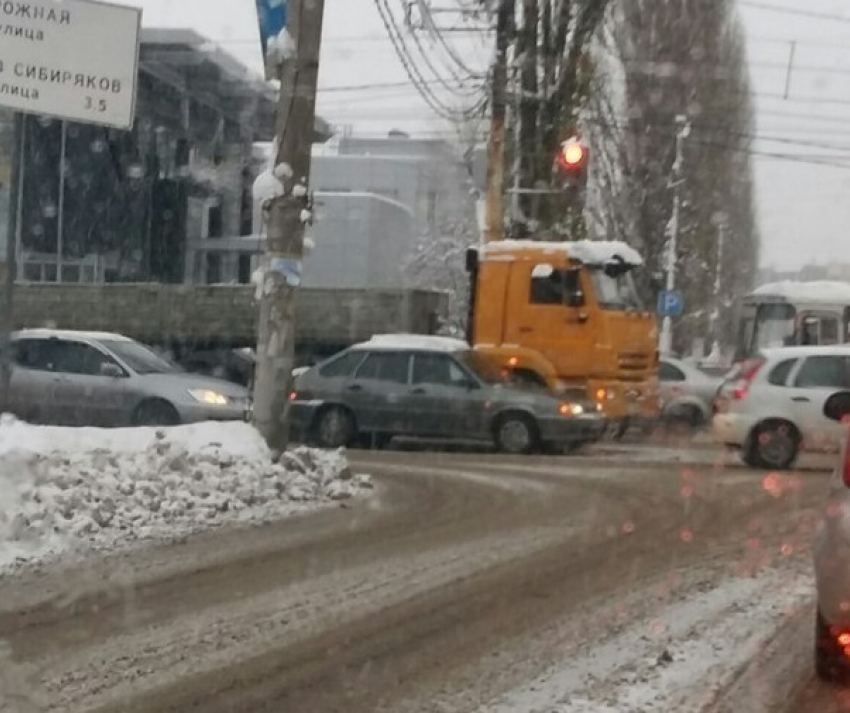 Многокилометровая пробка образовалась из-за ДТП в Воронеже