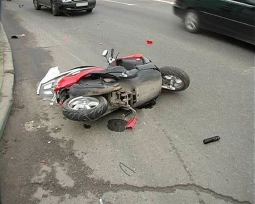 В Воронеже на Остужева при наезде скутера на бордюр пострадал водитель