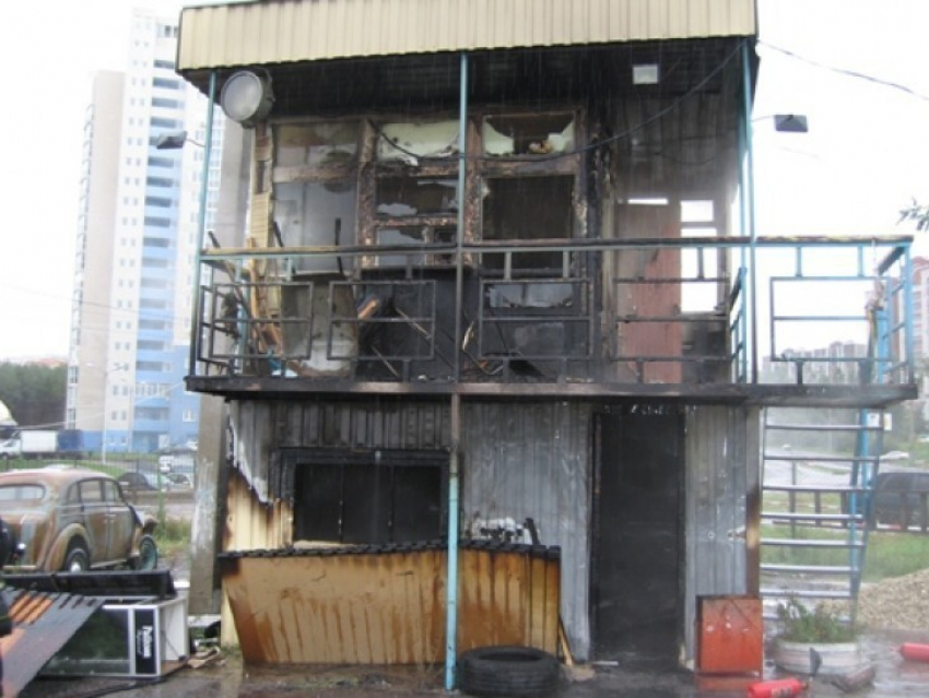 В Воронеже на автостоянке из-за короткого замыкания сгорела будка сторожа (ФОТО)